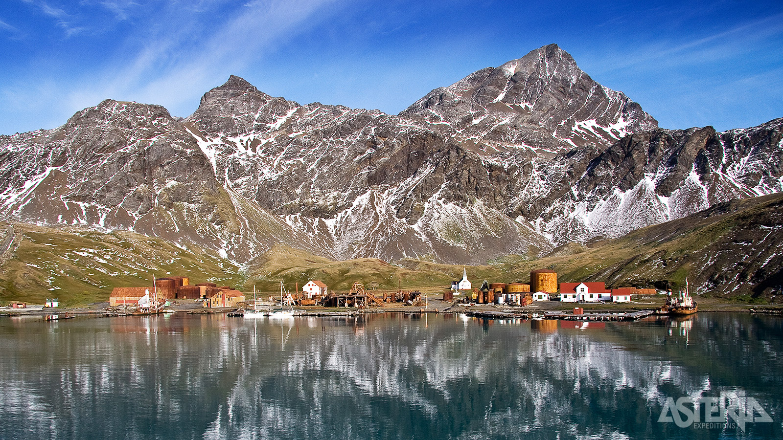Grytviken met de ruïnes van de fabriek waar 175.000 walvissen werden afgeslacht voor hun blubber