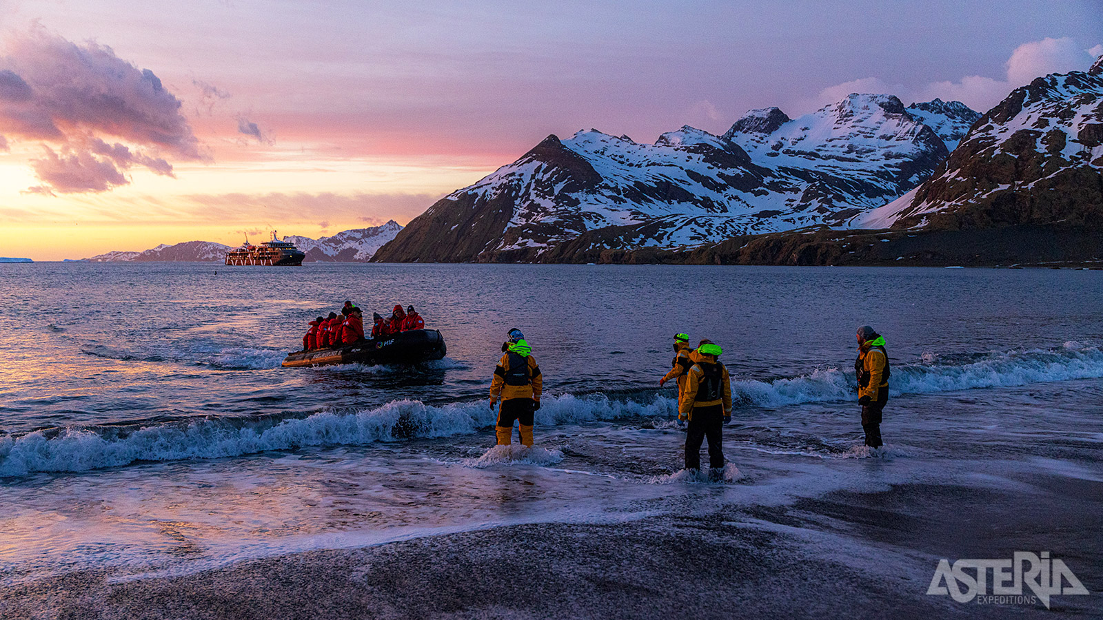 Voor landingen op de verlaten stranden en baaien wordt gebruikgemaakt van zodiacs