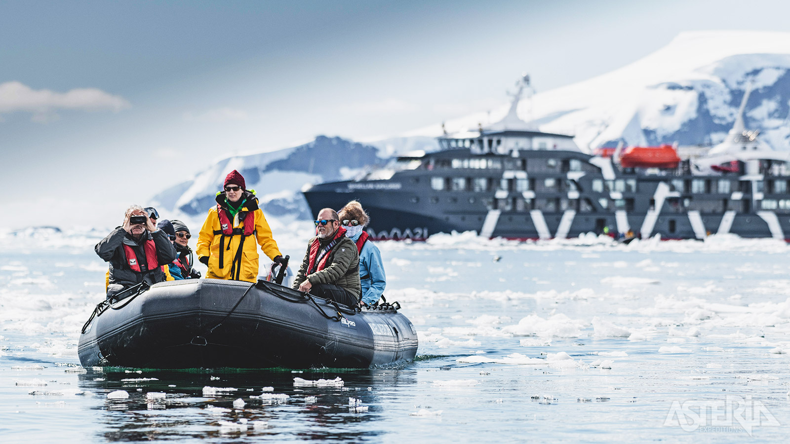 De MV Magellan Explorer vormt de uitvalsbasis voor diverse excursies en beschikt hiervoor over 10 zodiacs