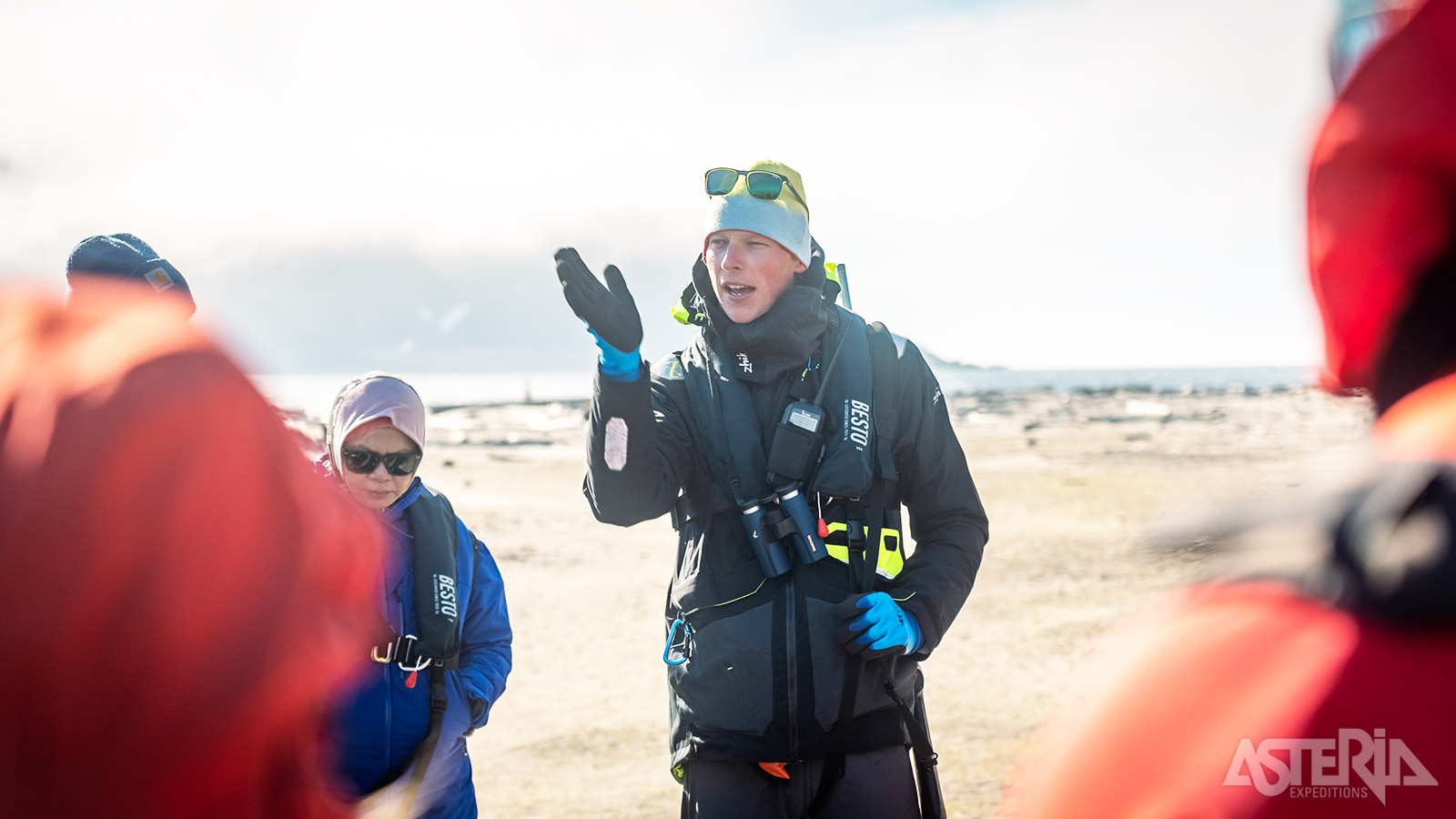 Het expeditieteam geeft professionele uitleg over de unieke natuur, dieren en geschiedenis van Spitsbergen