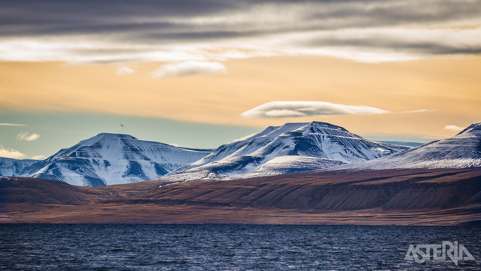 De vaak dramatisch verlichte horizon tijdens de middernachtzon maakt de natuurlijke schoonheid van Spitsbergen nog magischer