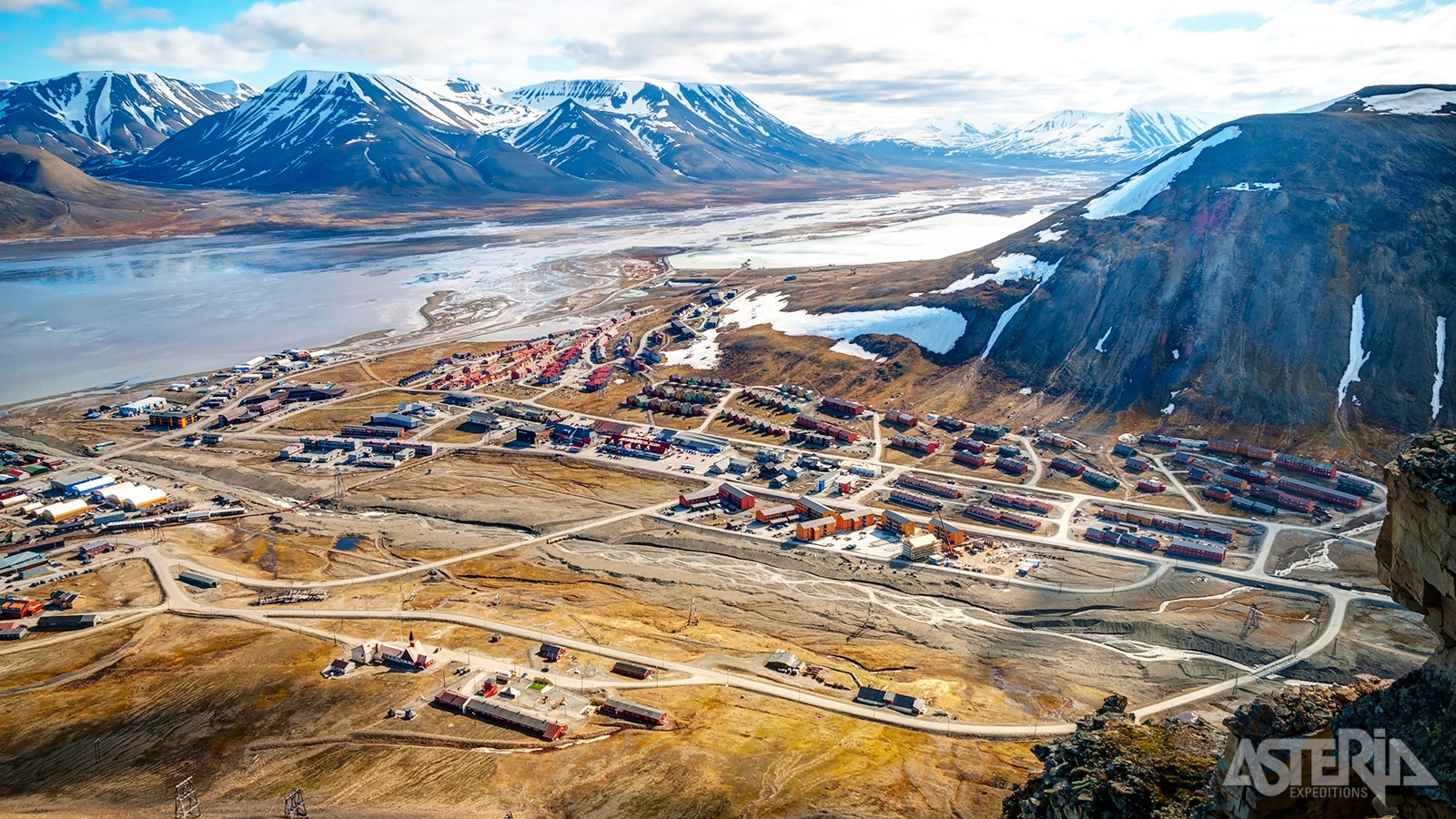 Longyearbyen is de noordelijkste stad ter wereld en staat bekend om zijn onderzoeksactiviteiten