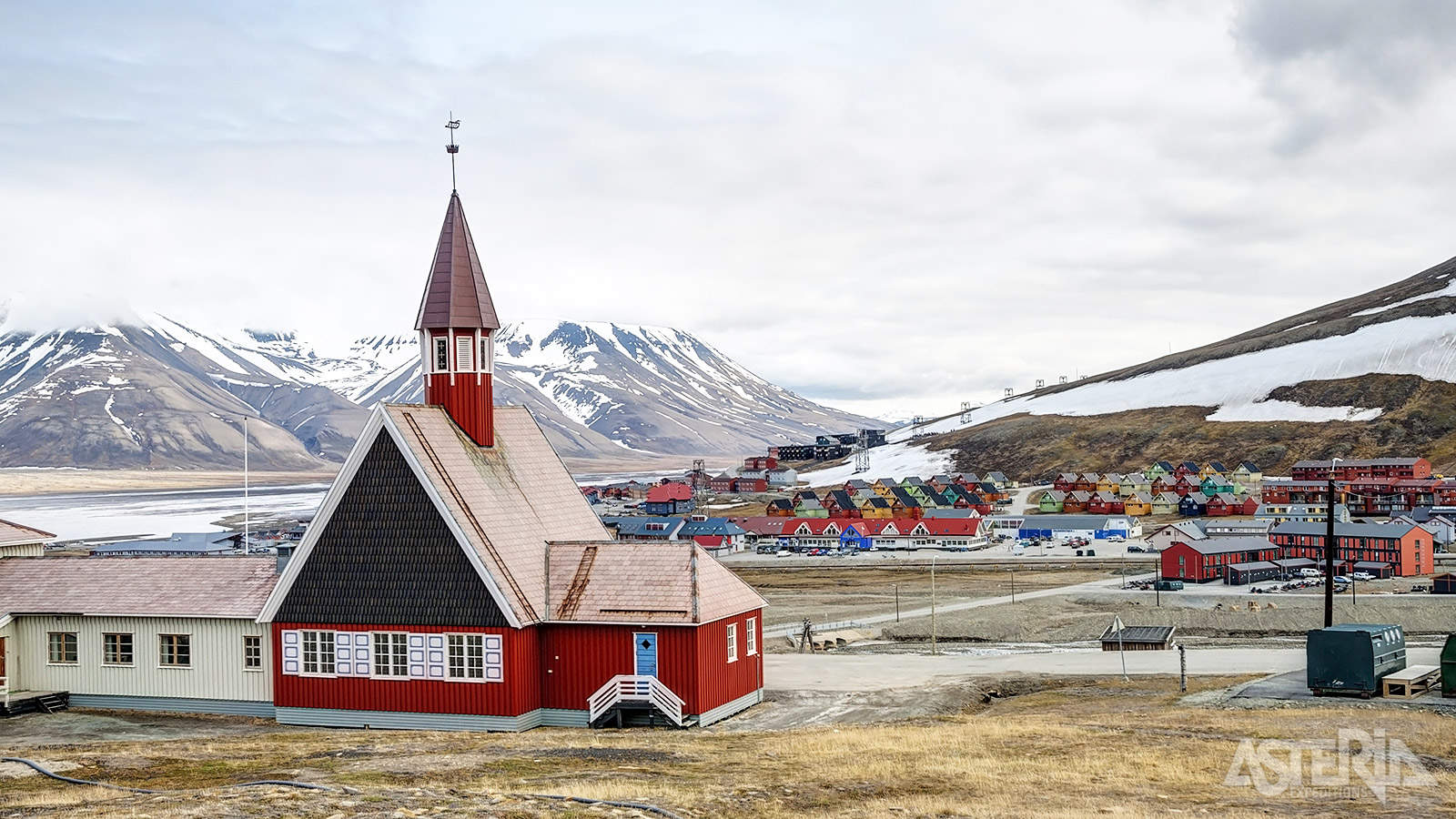 De rode Svalbard Kirke van Longyearbyen is de noordelijke protestantse kerk en zeker een bezoekje waard