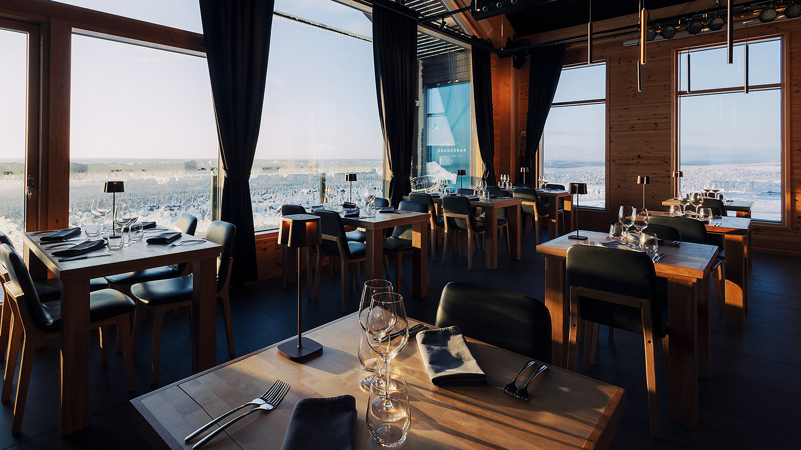 Het hotelrestaurant biedt een prachtig zicht op Saariselkä terwijl u geniet van een heerlijke maaltijd