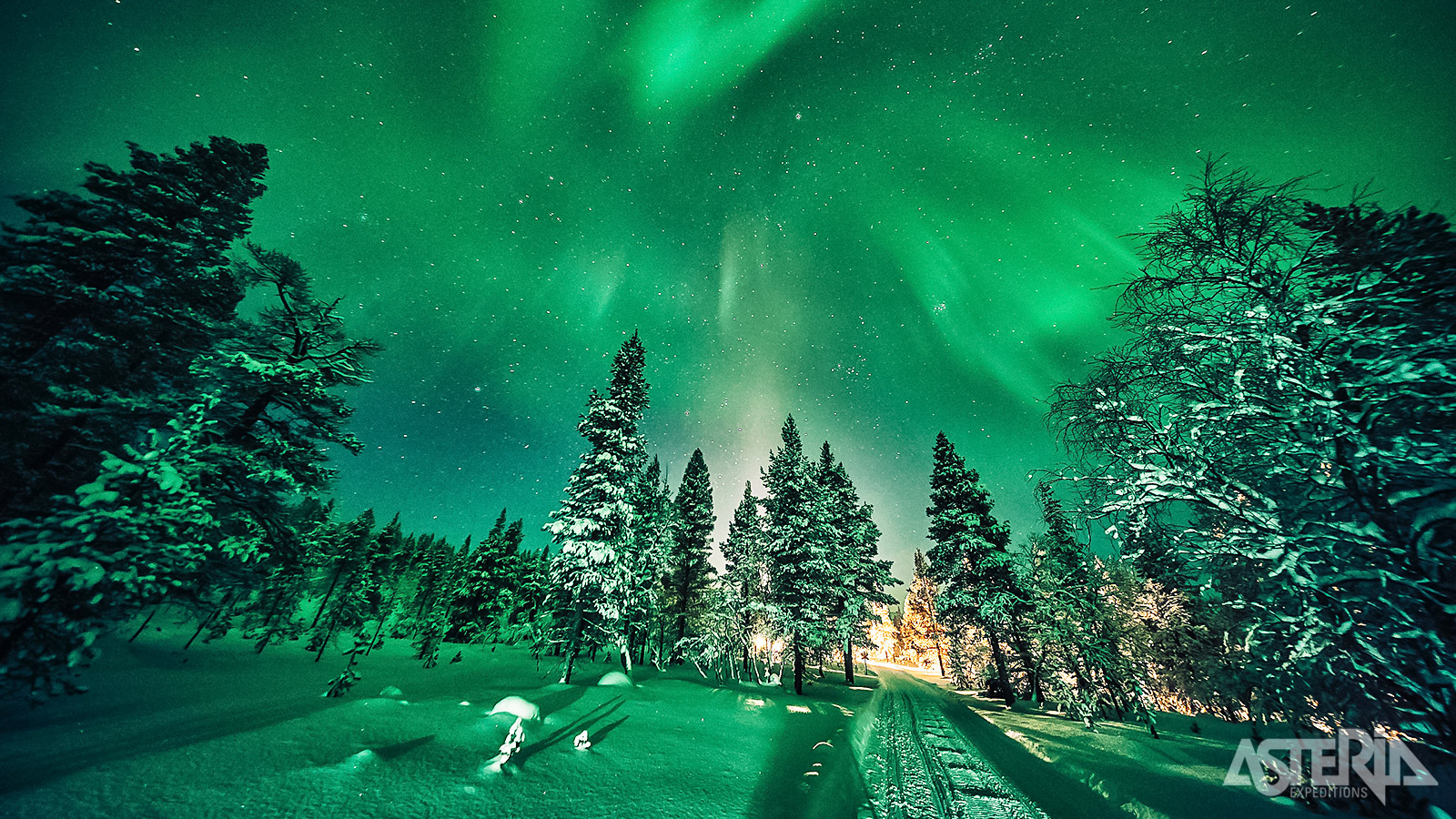 Het noorderlicht of Aurora Borealis, is een betoverend natuurfenomeen waarbij kleurrijke lichtsluiers de nachtelijke hemel oplichten