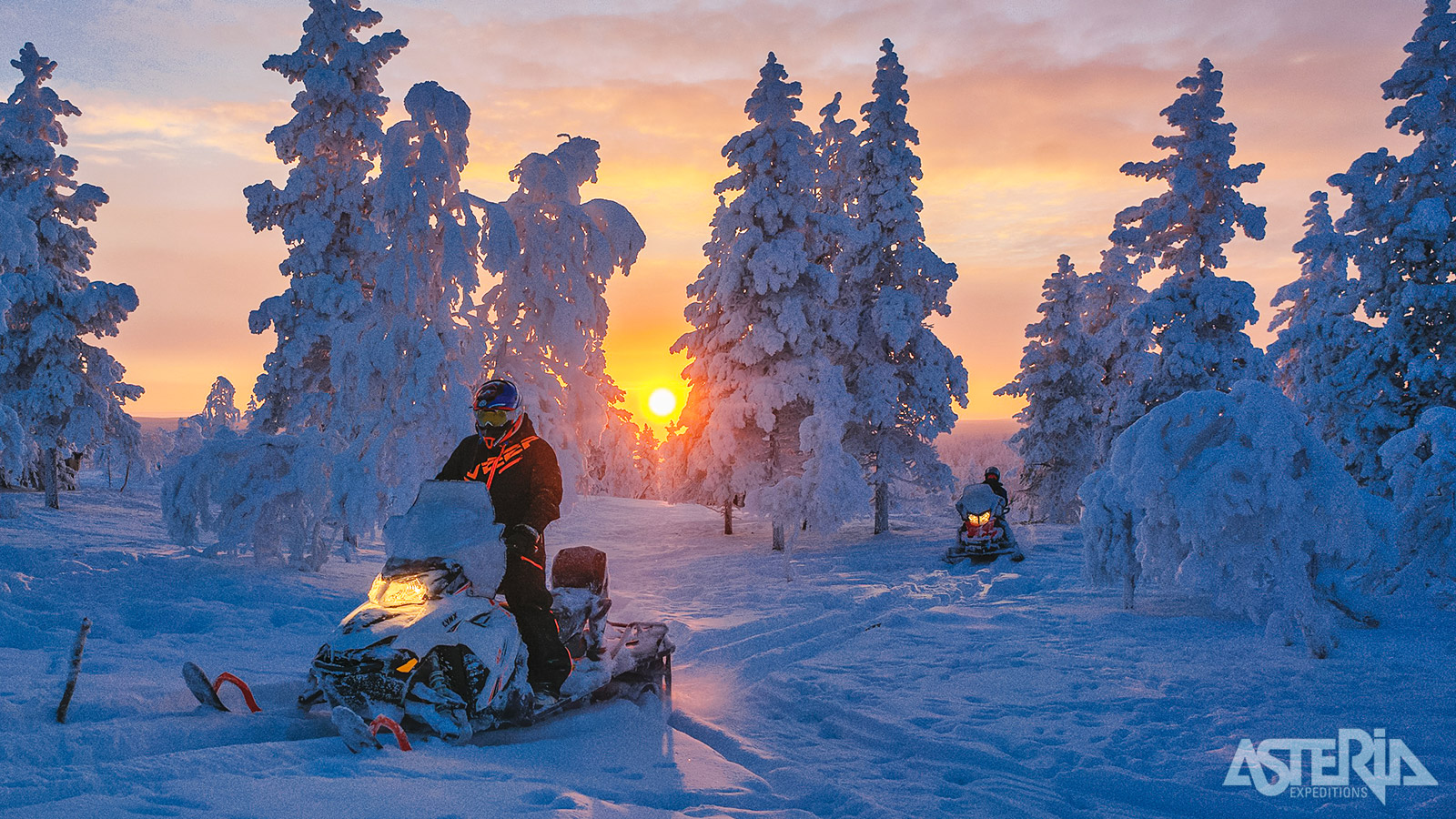 Draai het gas open en trek de Finse natuur in met de sneeuwscooter