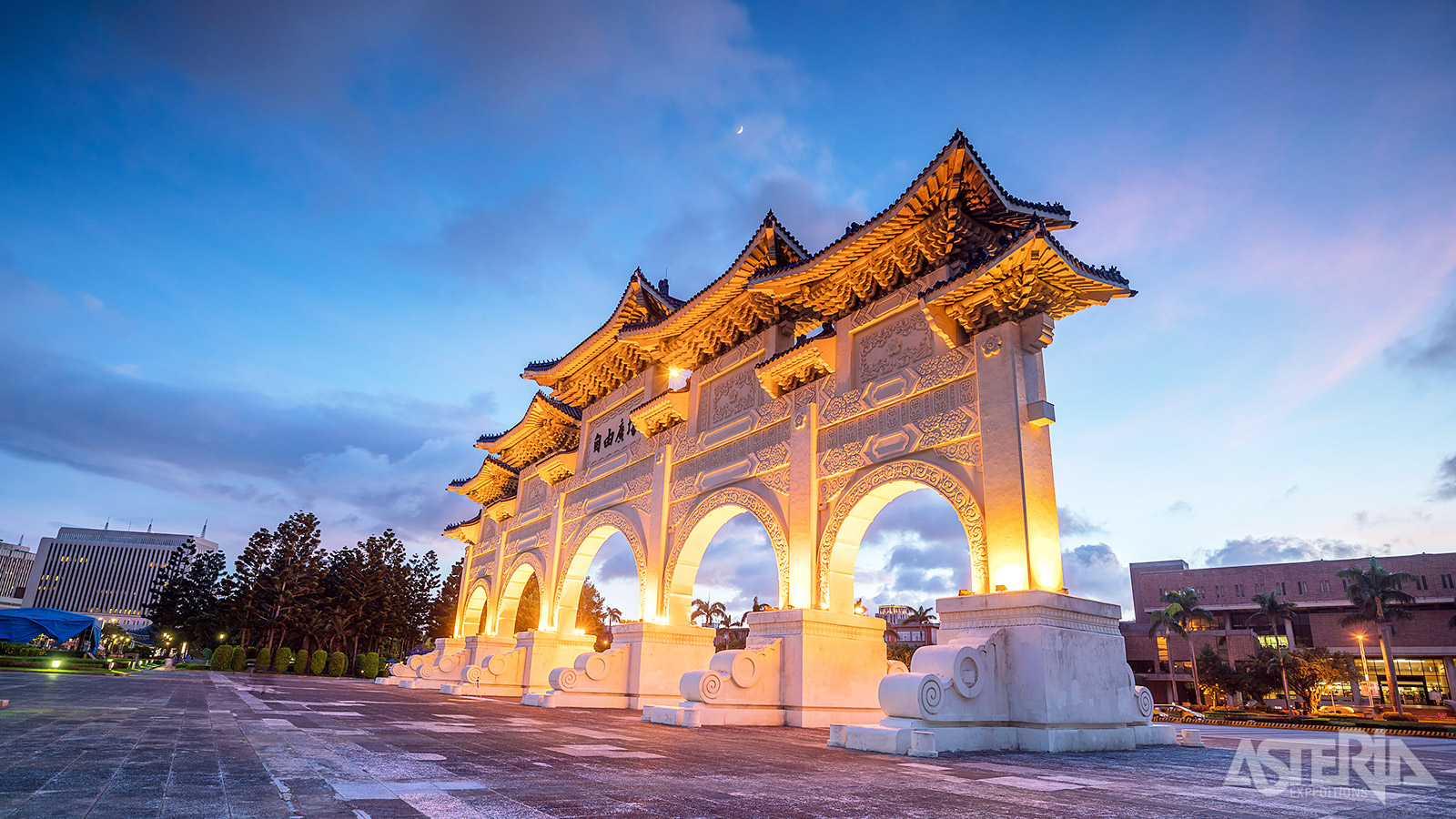 Aan de ingang van het Chiang Kai Shek-park staat een indrukwekkende hoofdpoort van 30m op 80m