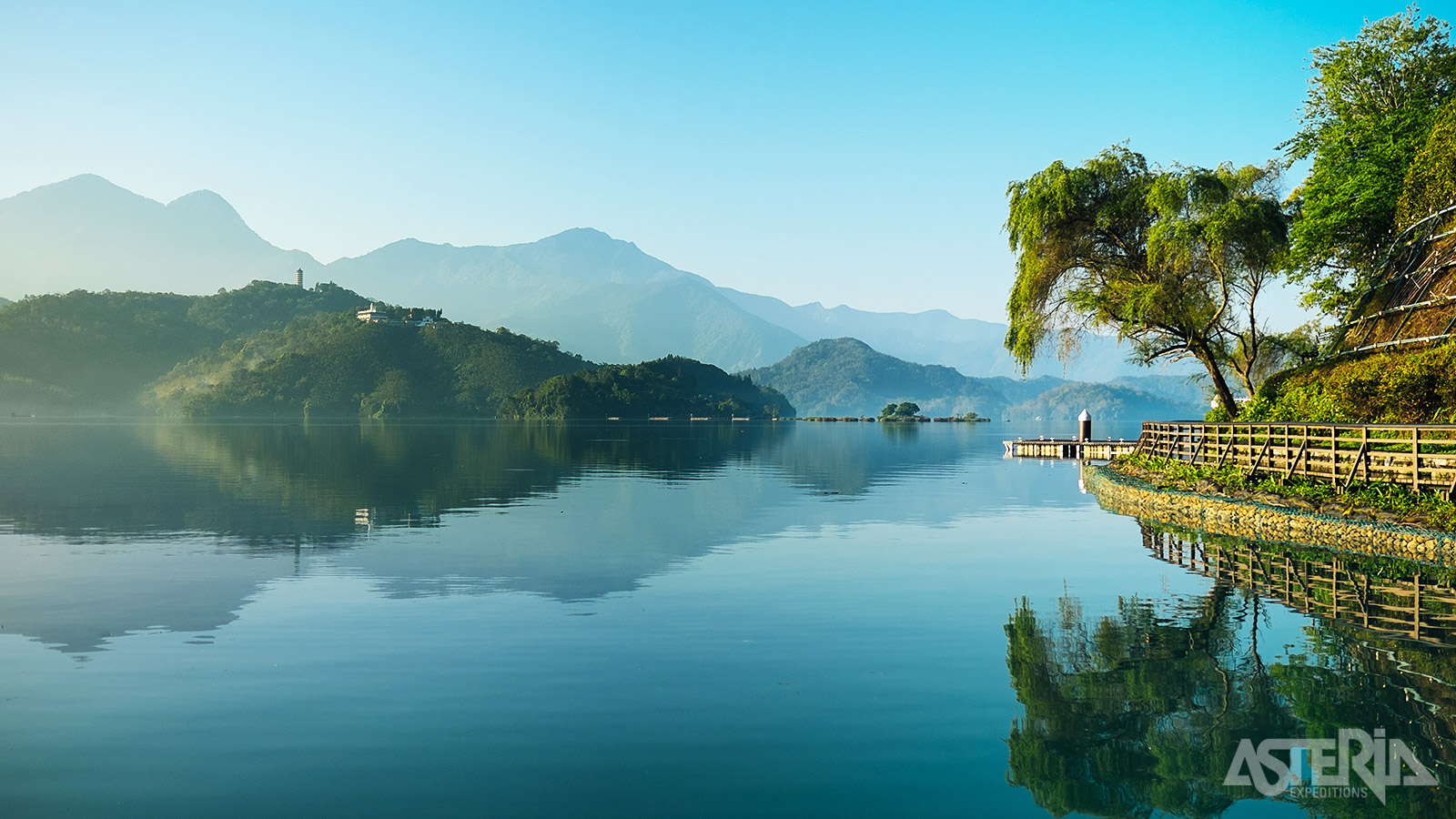 In het midden van het eiland ligt het pittoreske Sun Moon Lake, het grootste meer van Taiwan