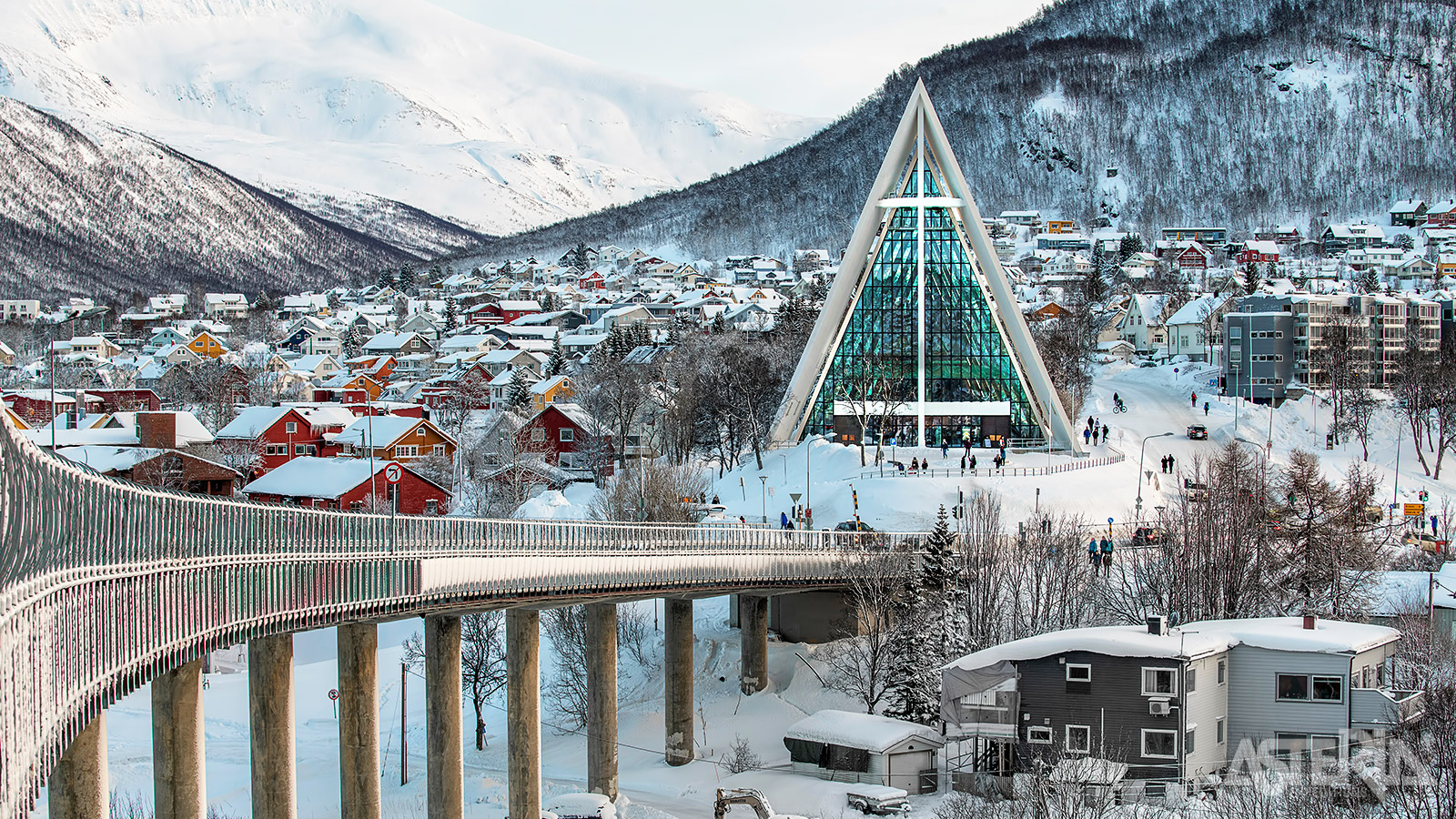 De iconische Arctische kathedraal is gelegen in Tromsdalen, aan de overkant van de Tromsø-brug, met zicht op het centrum