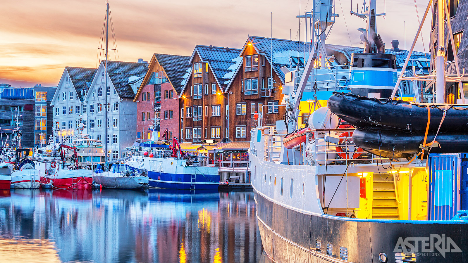De haven van Tromsø vormt het kloppend hart en een belangrijk vertrekpunt voor expedities naar Arctische wateren