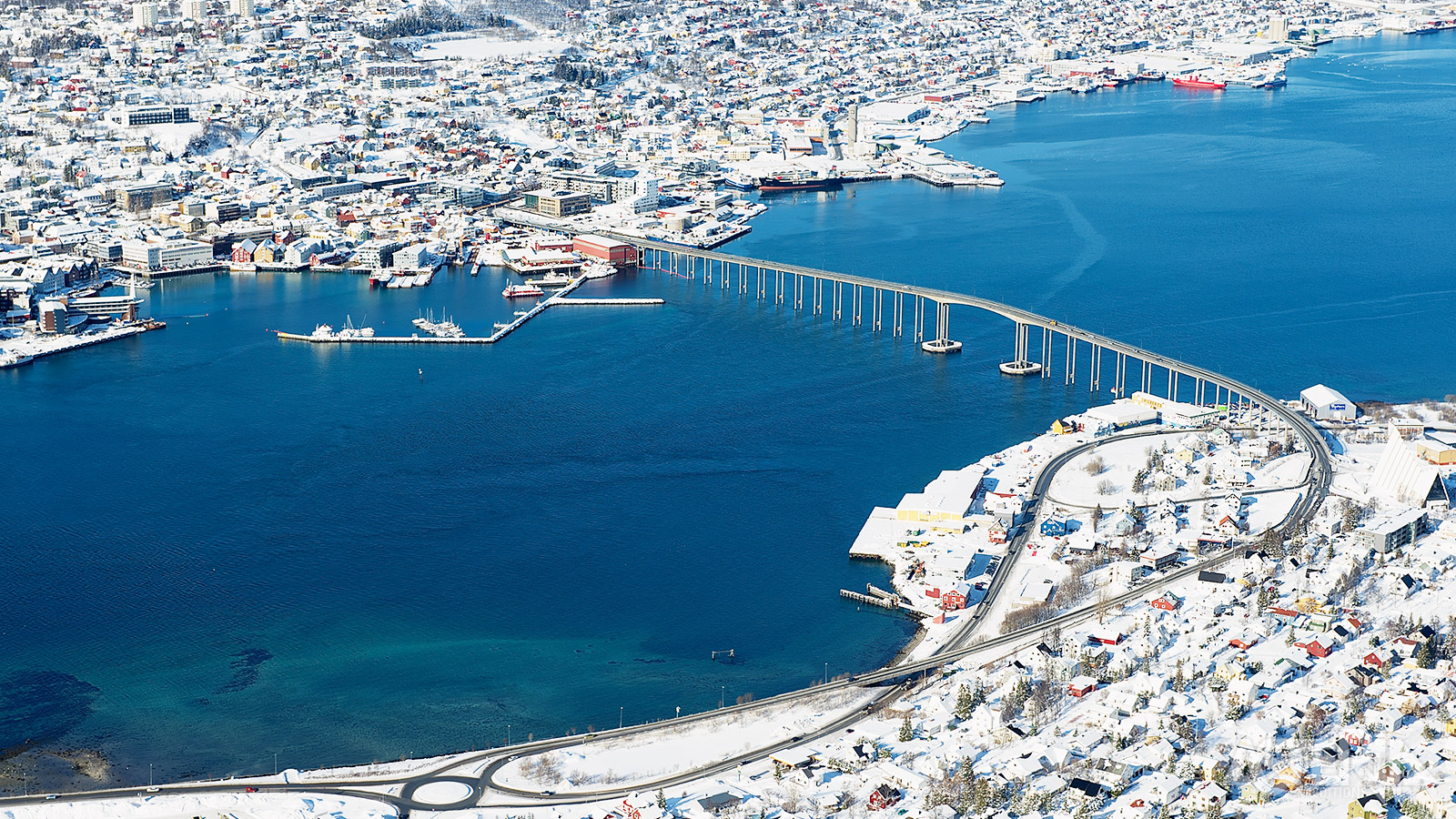 Tromsø Bridge verbindt het eiland Tromsøya met het vasteland en is één van de bekendste herkenningspunten