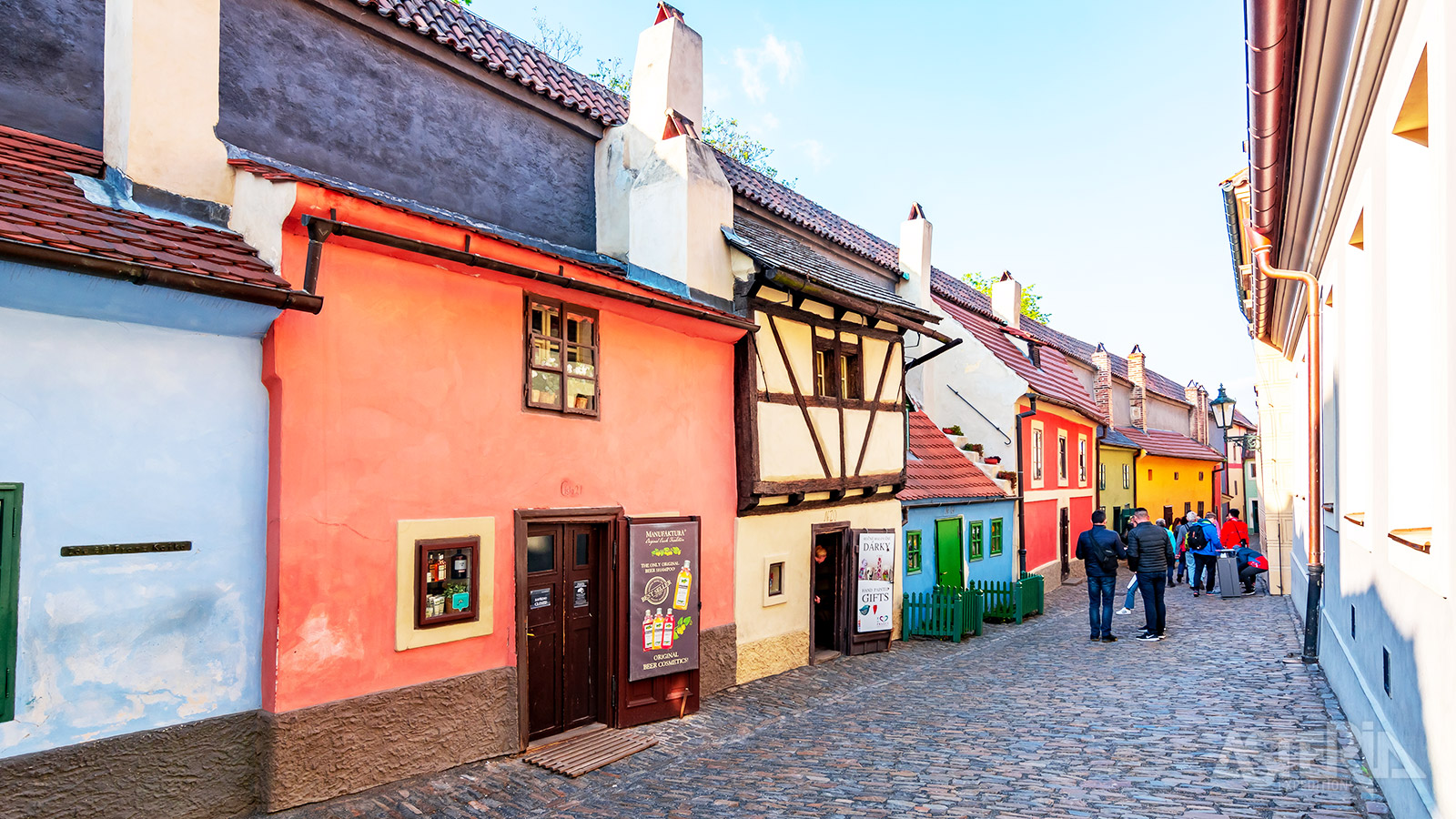 Het eeuwenoude ’Gouden straatje’ is een van de grootste toeristische trekpleisters van Praag