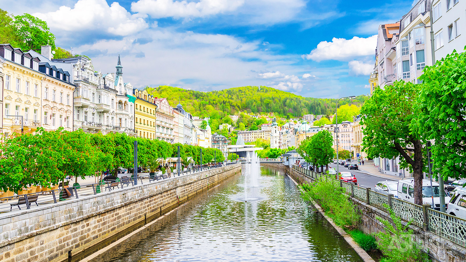 Karlovy Vary is beroemd om haar warmwaterbronnen, historische thermen en het internationale filmfestival