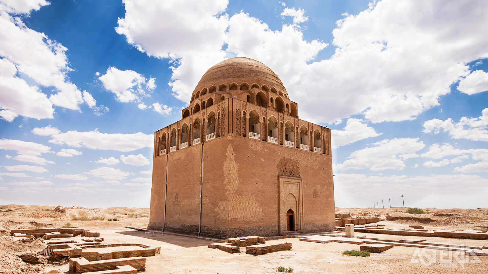 Het mausoleum van Sultan Sanjar staat bekend om zijn architectonische pracht en wordt beschouwd als belangrijk voorbeeld van de islamitische architectuur