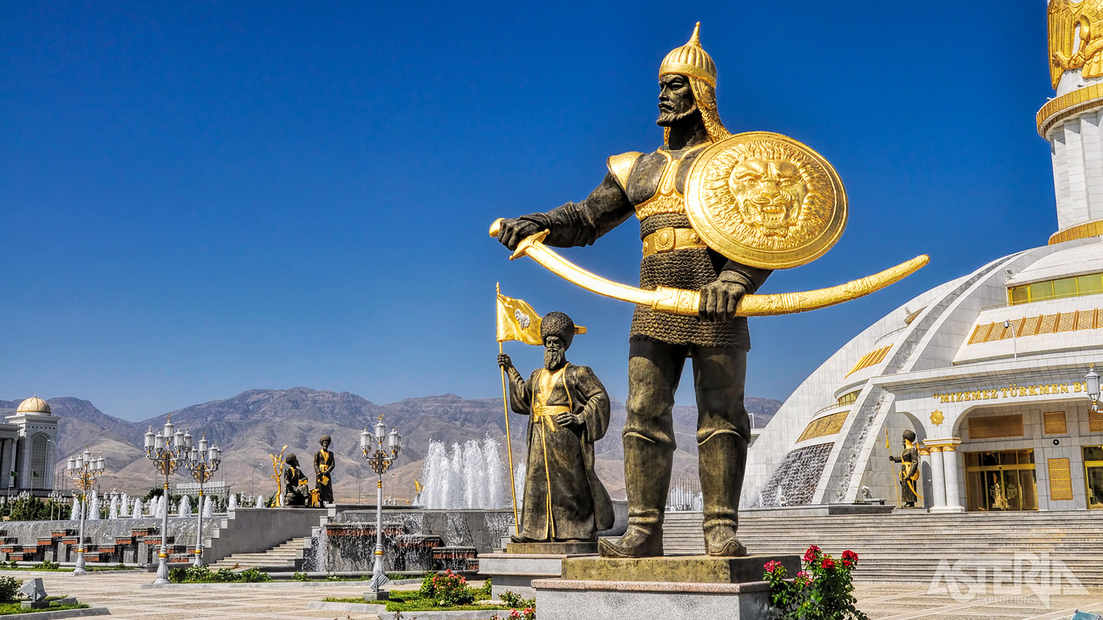 Het Onafhankelijkheidspark in Ashgabat is niet alleen een prachtig aangelegde openbare ruimte, maar ook een plek vol symboliek en nationale trots