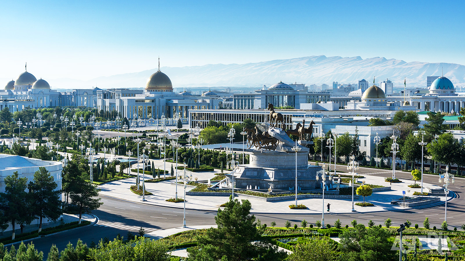 Ashgabat, hoofdstad van Turkmenistan, staat bekend om zijn opvallende architectuur en grootse gebouwen in witte marmer