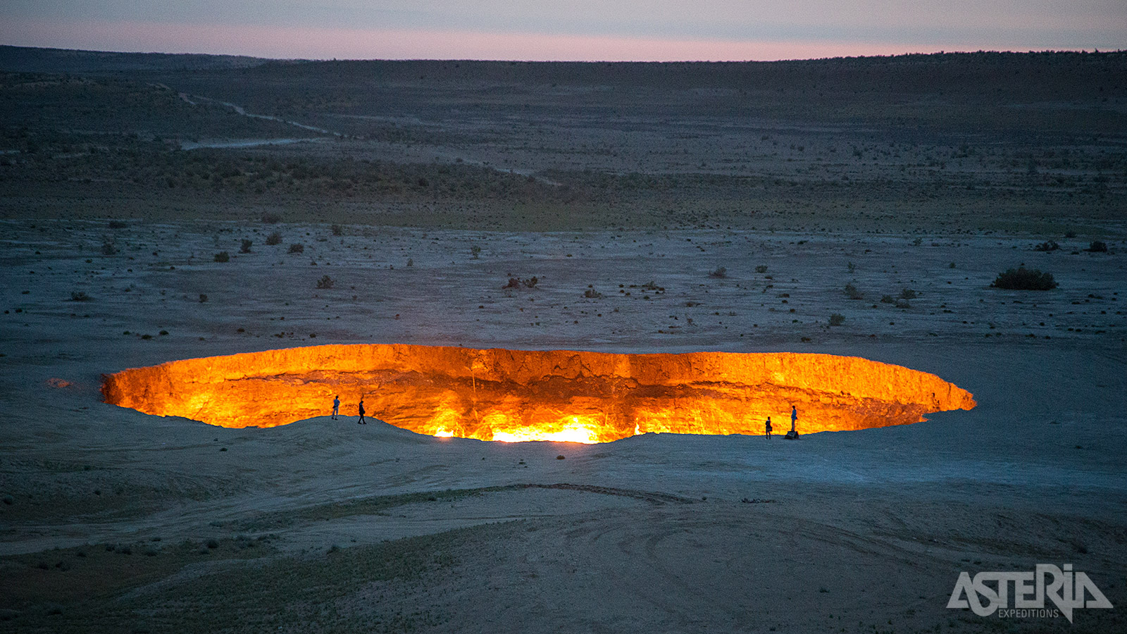 De Darvaza-gaskrater, ook bekend als ’de poort naar de Hel’, is een brandend gasveld in de Karakum-woestijn van Turkmenistan