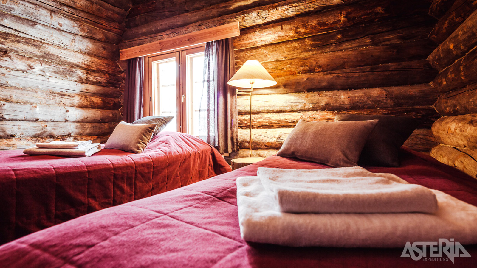 Deze gezellige en comfortabele wildernislodge omvat een aantal kleinere chalets die rondom de hoofdchalet gelegen
