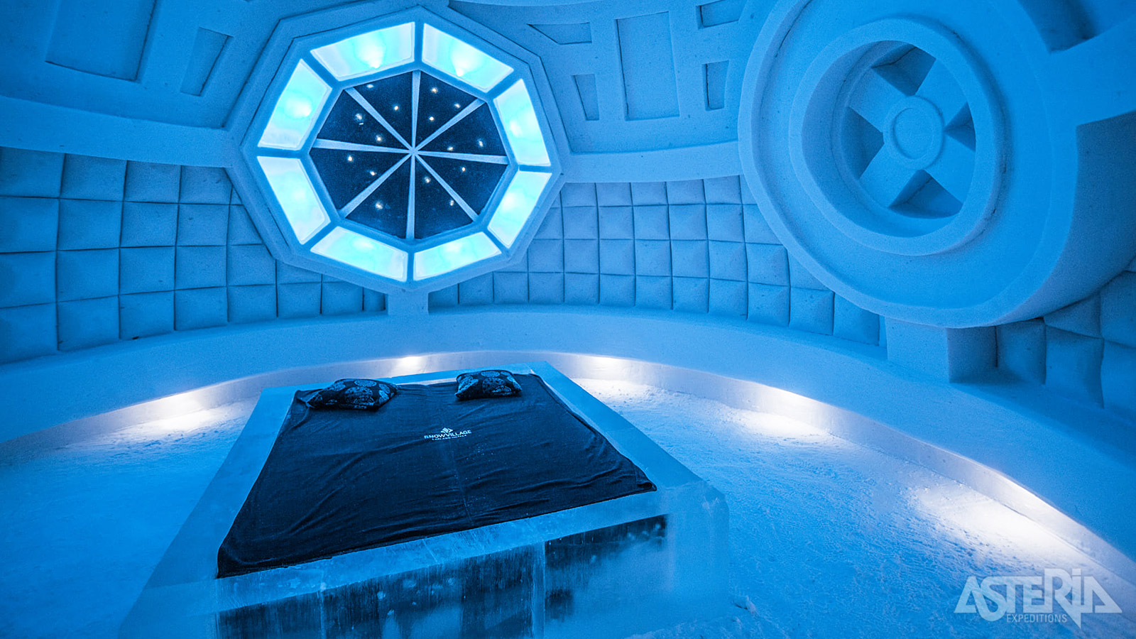 Thermische slaapzakken en dierenhuiden houden je warm terwijl je geniet van unieke ijssculpturen in je Ice Suite