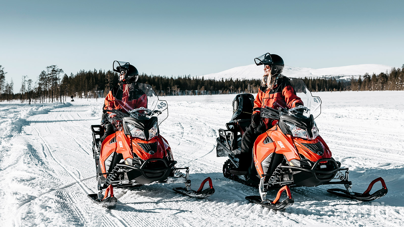 Start de sneeuwscooters voor een avontuur in de Finse sneeuw