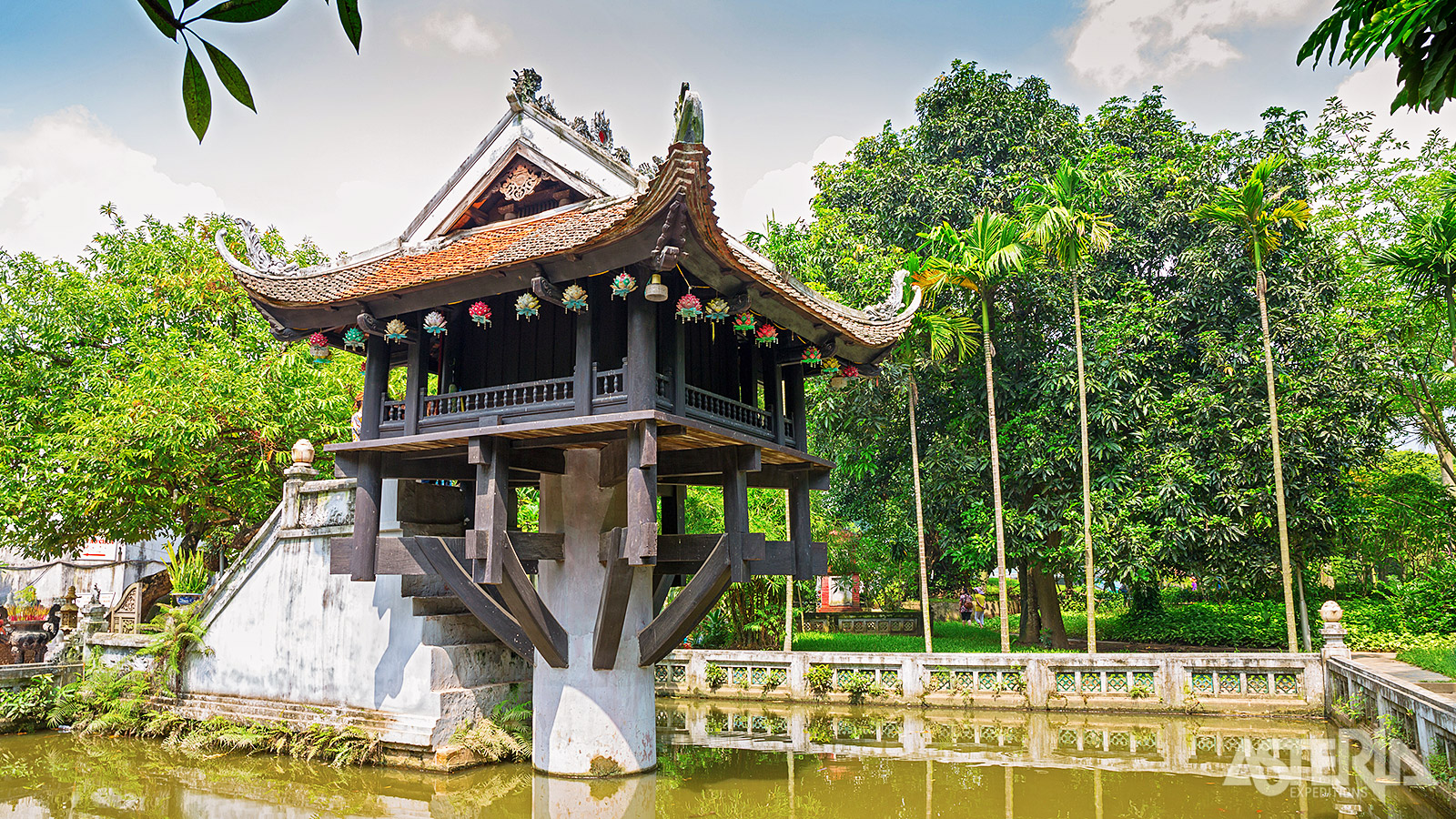 De Eénzuilige Pagode steunt op een enkele pilaar boven een vijver en biedt een bijzondere aanblik