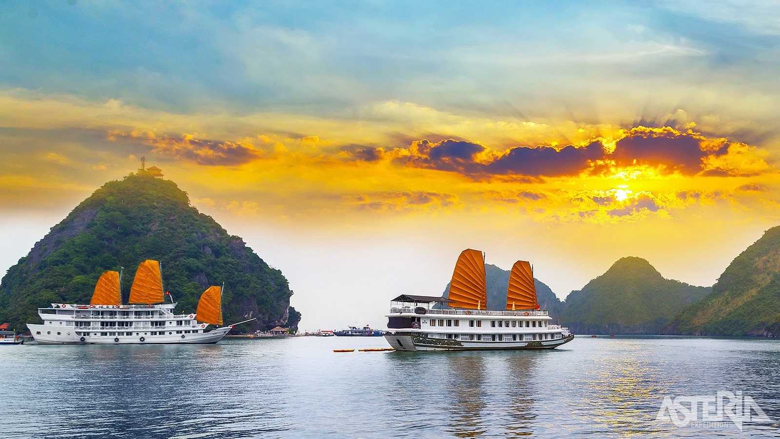 In Halong Bay overnacht je aan boord van de MV Indochina Sails*****
