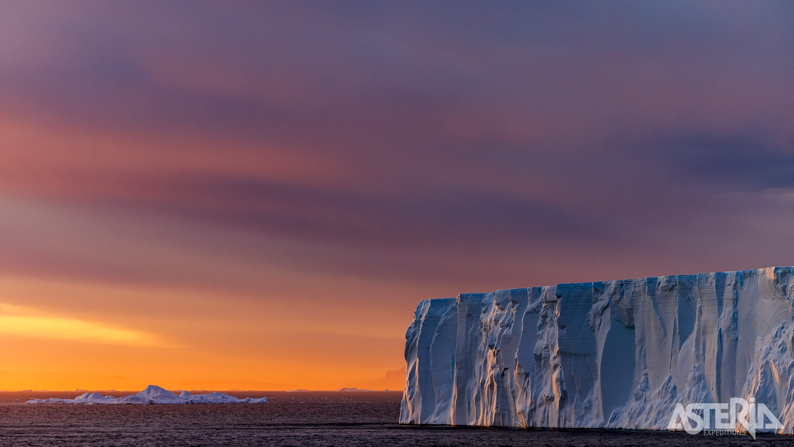 In de Weddellzee vind je grote tafelijsbergen omdat het gebied grenst aan de Antarctische ijskap