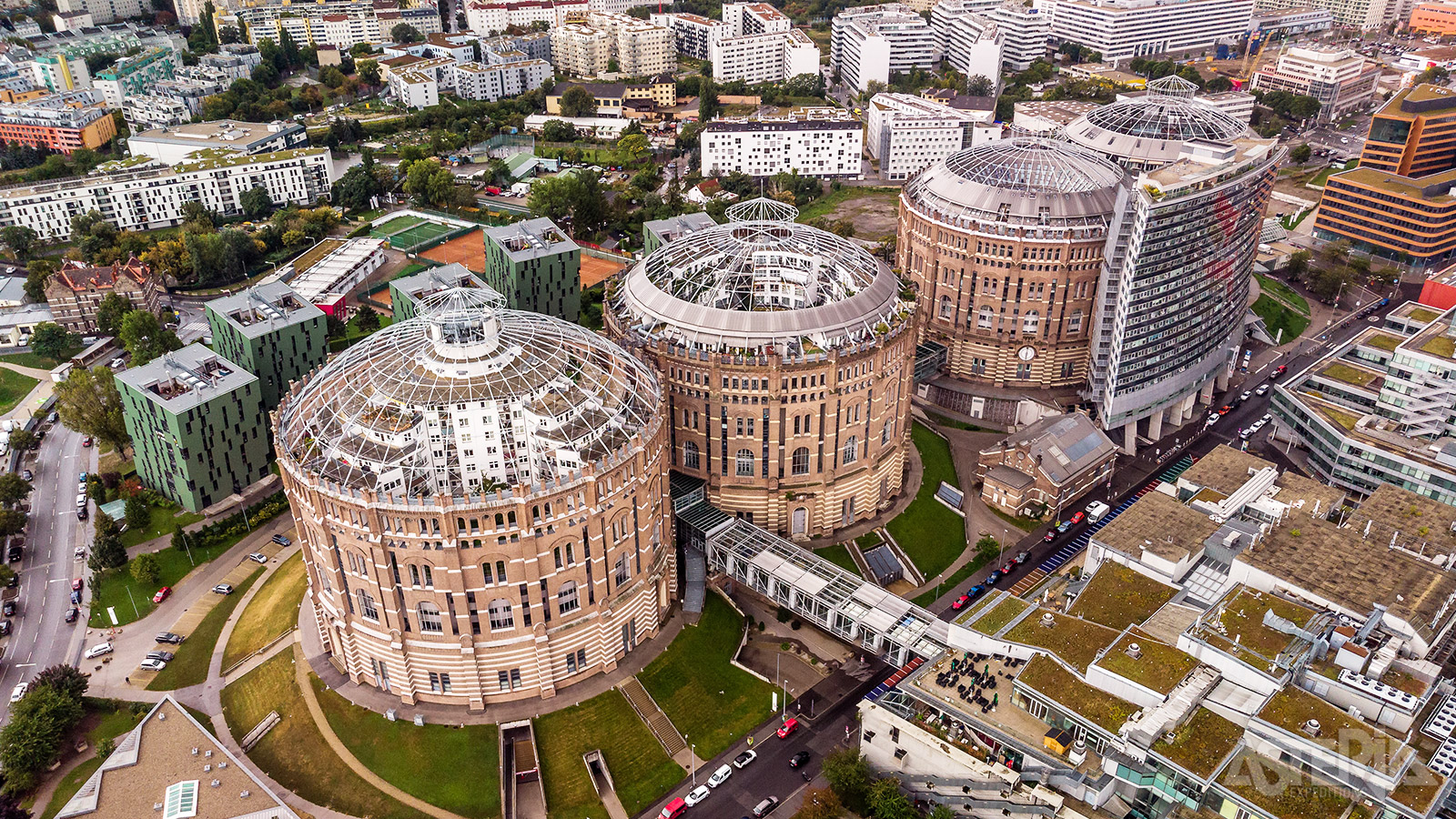 Gasometer is een complex met gasopslagtanks dat na een architecturale wedstrijd werd omgevormd tot wooneenheden