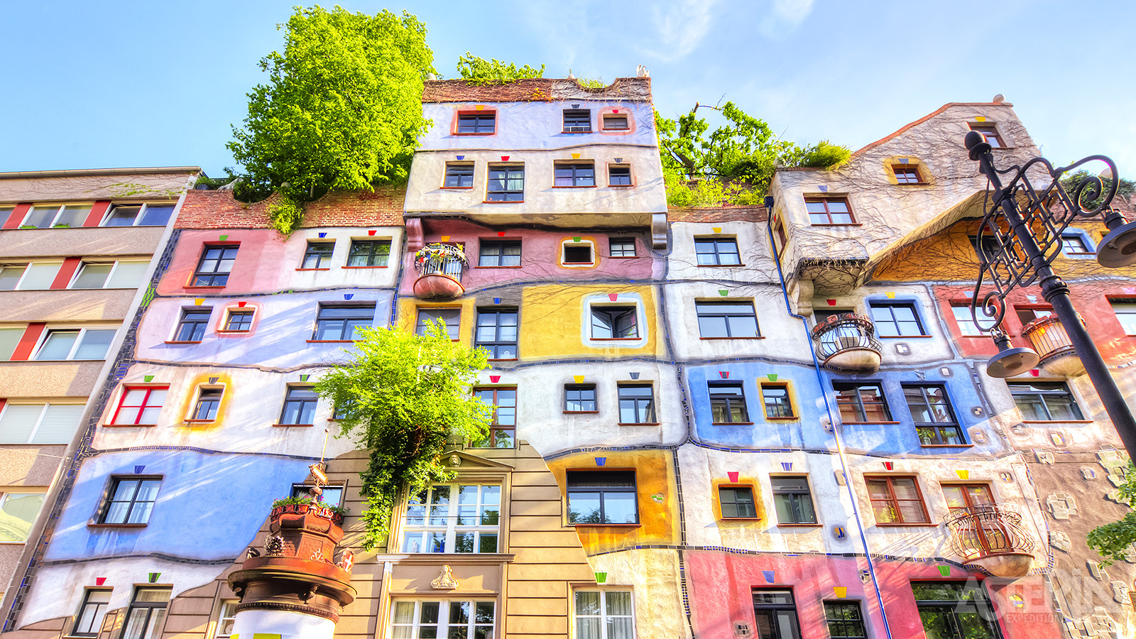 Het Hundertwasserhaus is volledig asymmetrisch, zonder rechte lijnen en vlakken maar met kronkelige gangen en met veel groen