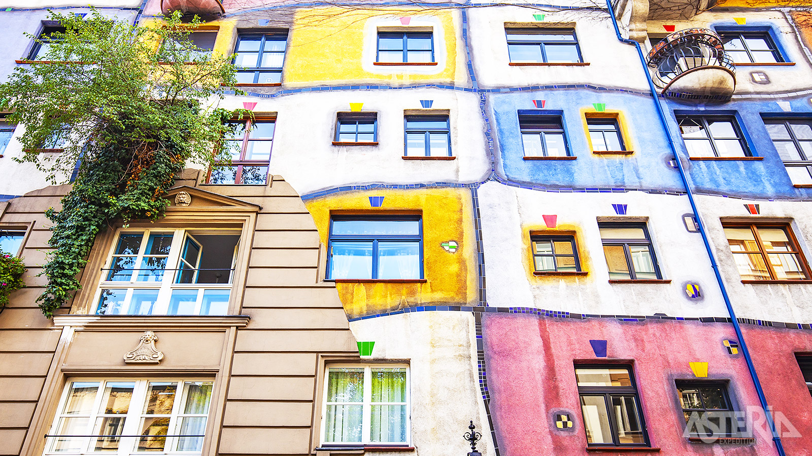 Hoewel het Hundertwasserhaus een residentieel gebouw is en niet kan worden bezocht, trekt het jaarlijks duizenden bezoekers die de buitenkant willen bewonderen