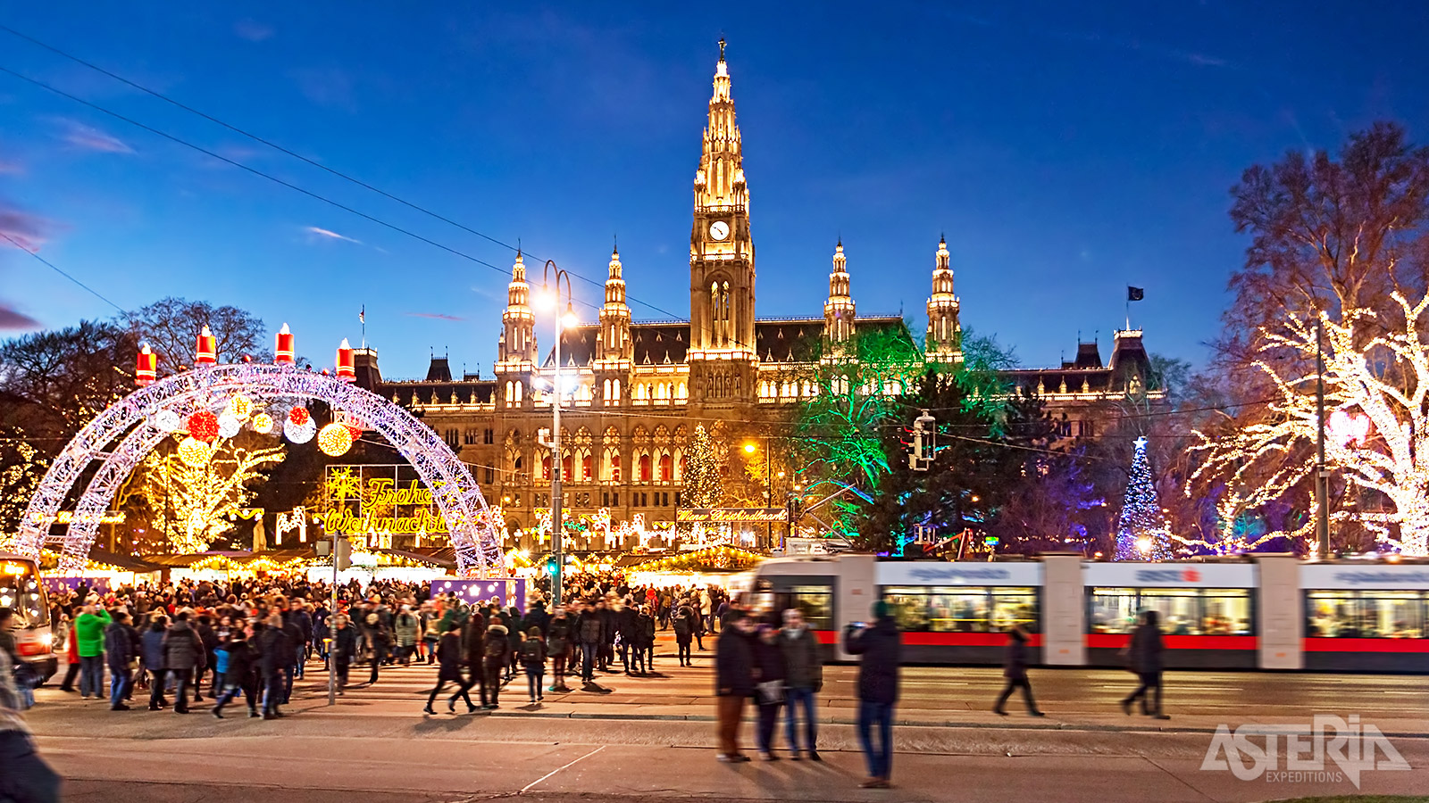 Christkindlmarkt is één van de oudste en grootste kerstmarkten van Wenen, gelegen voor het prachtige stadhuis