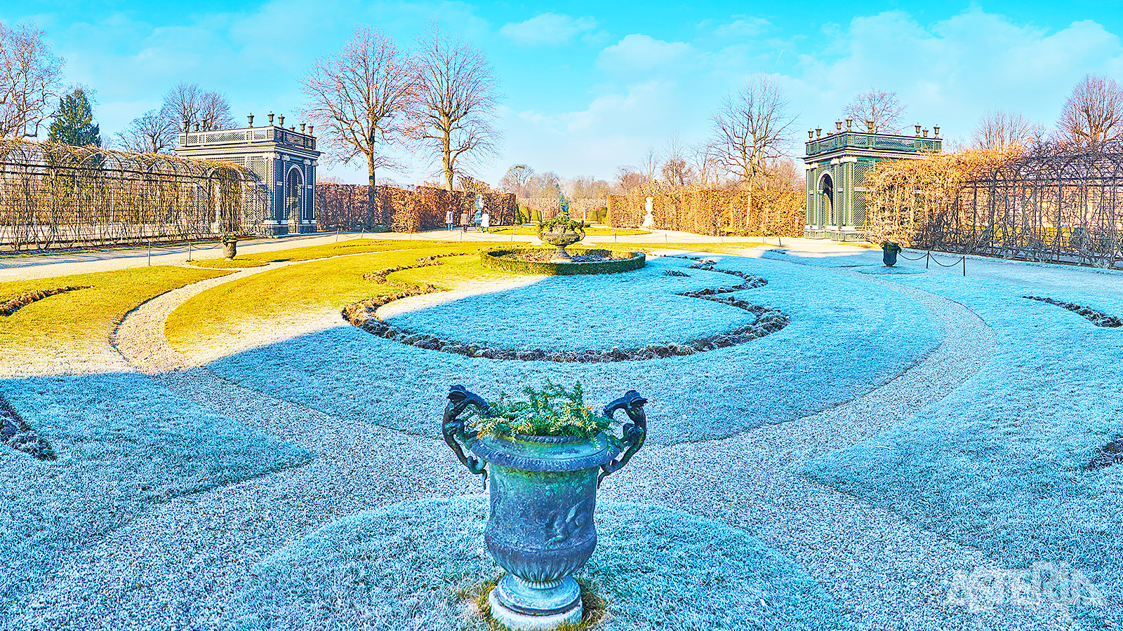 De uitgestrekte tuinen van Schönbrunn ademen niet alleen keizerlijke weelde, maar verbergen ook een schat aan juweeltjes