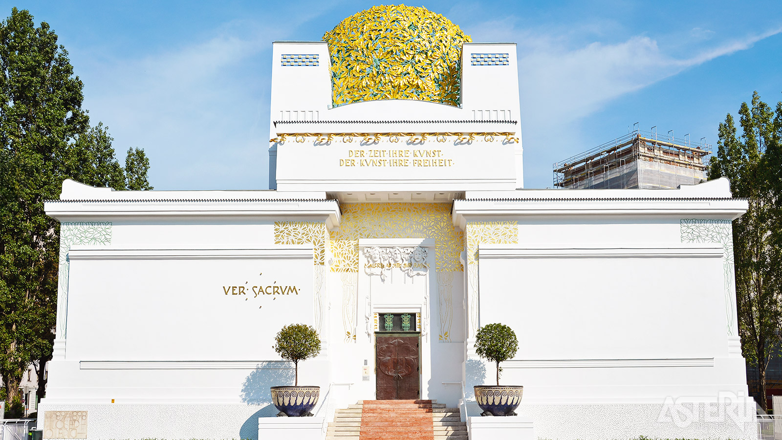 Boven de ingang staat het motto van de Weense Secession: ’Der Zeit ihre Kunst. Der Kunst ihre Freiheit’ (’Voor elke tijd zijn kunst. Voor kunst haar vrijheid’)