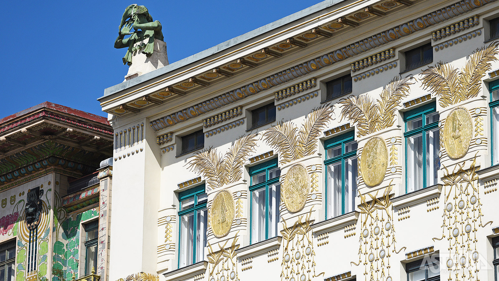 Het Medaillon House werd ontworpen door de Oostenrijkse architect Otto Wagner en combineert elementen van de jugendstil met modernistische invloeden