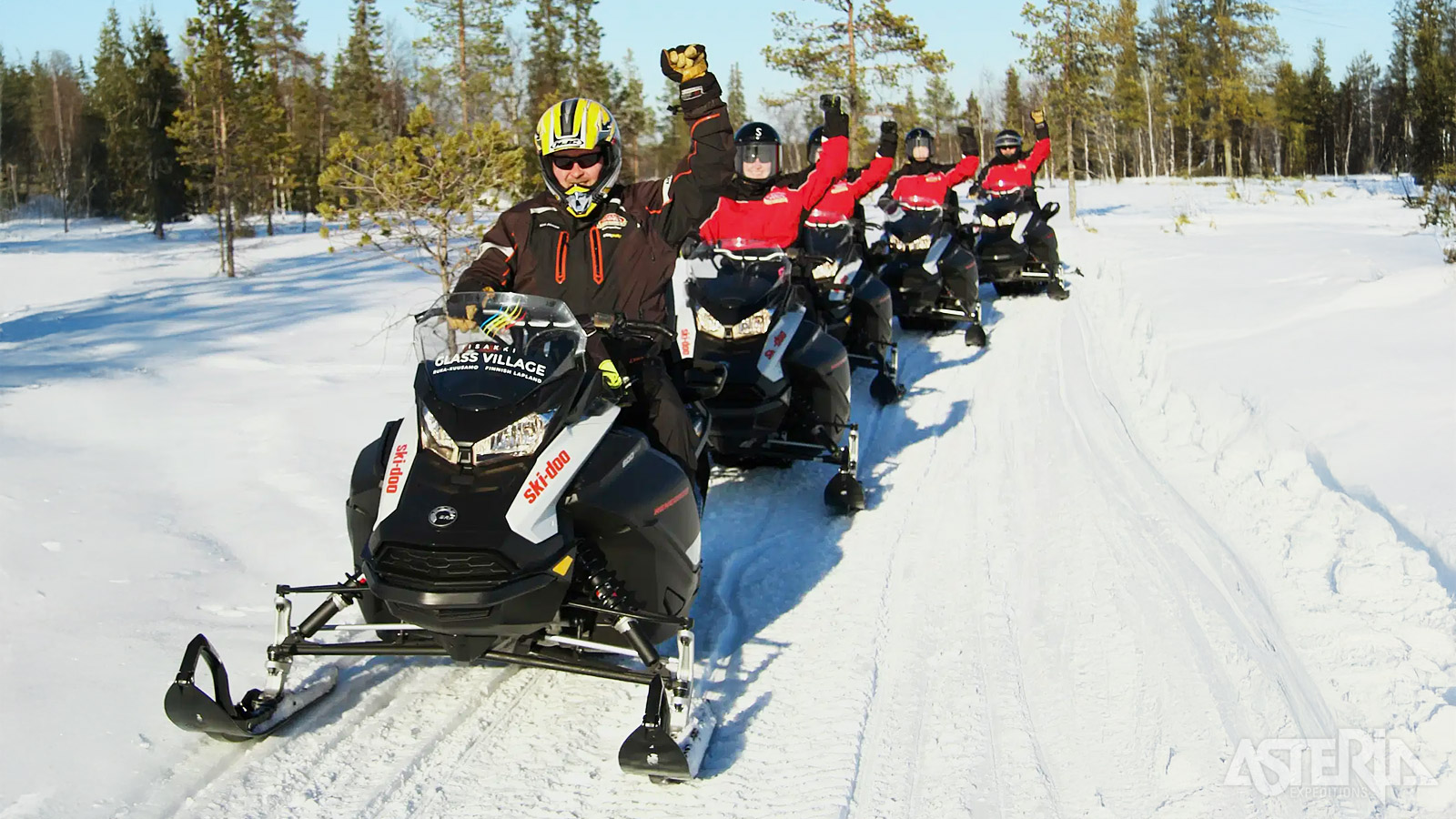 Na een instructieles kan je de adrenaline opdrijven tijdens een sneeuwscootertocht van  30km door besneeuwde bossen en over bevroren meren rondom Ruka