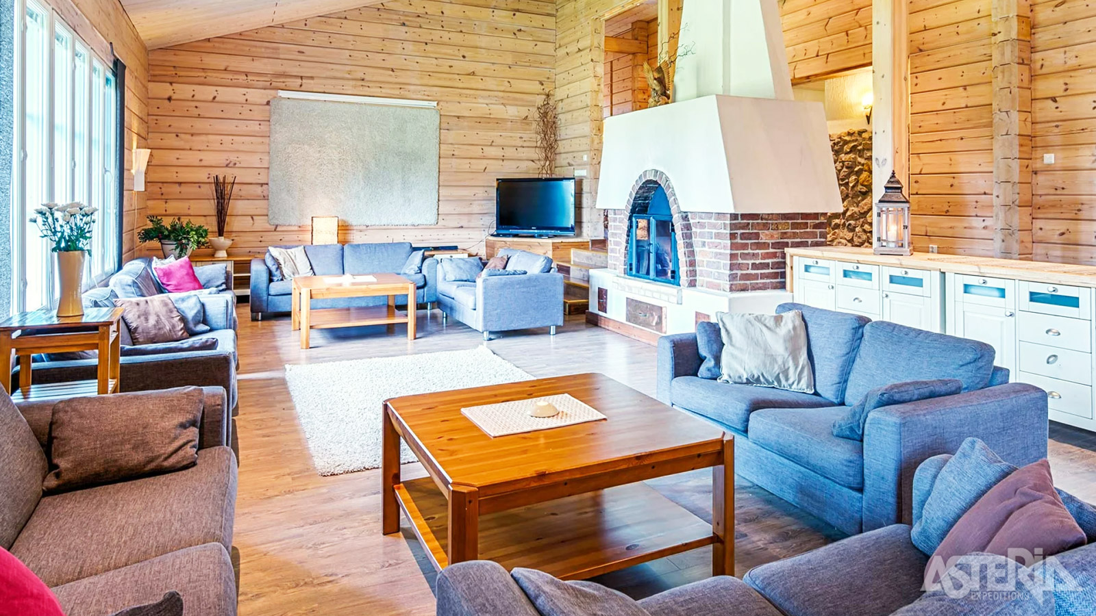 De grote leefruimte in de wildernislodge is voorzien van alle comfort