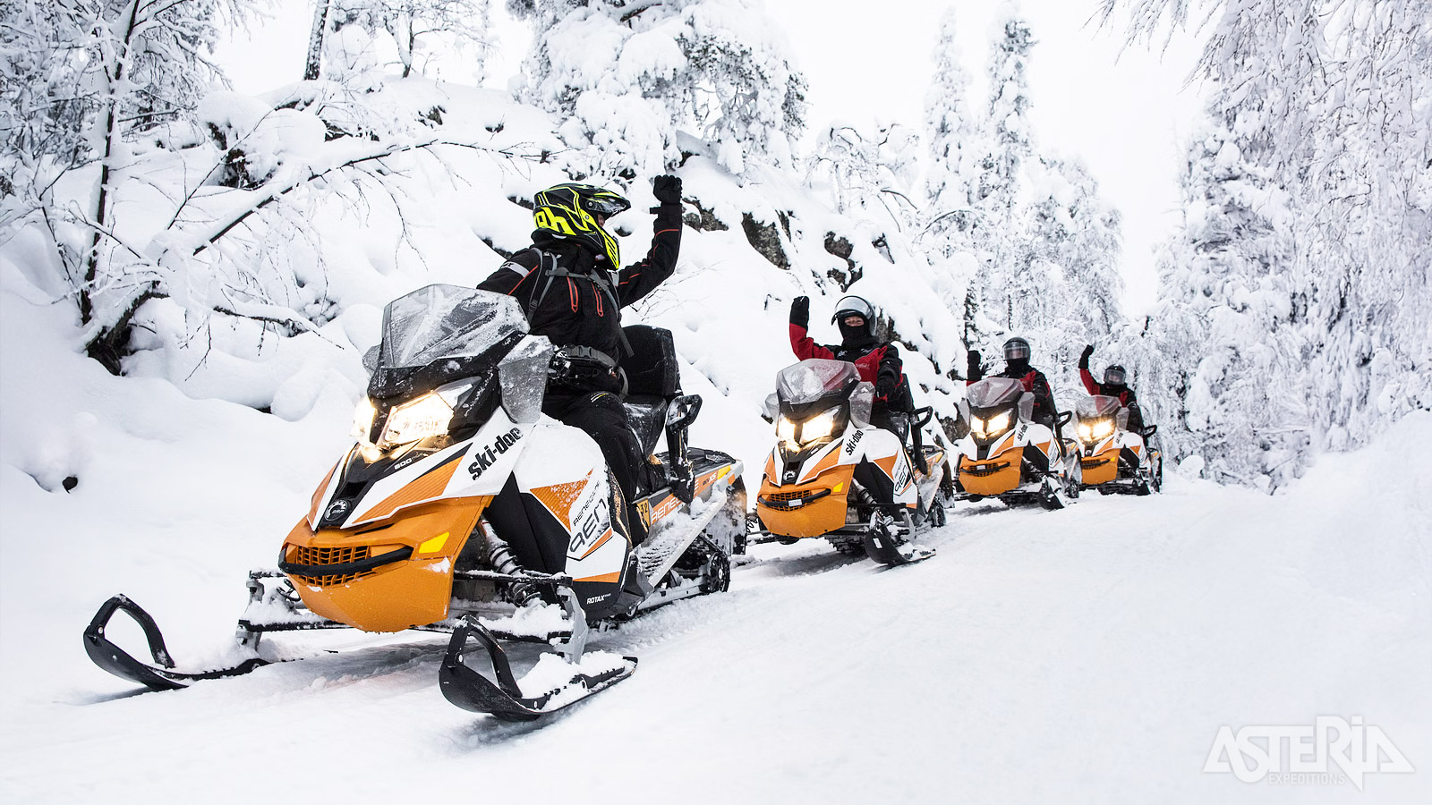 Vertrek met de gids voor een 30km lange sneeuwscootertocht door besneeuwde bossen en over bevroren meren