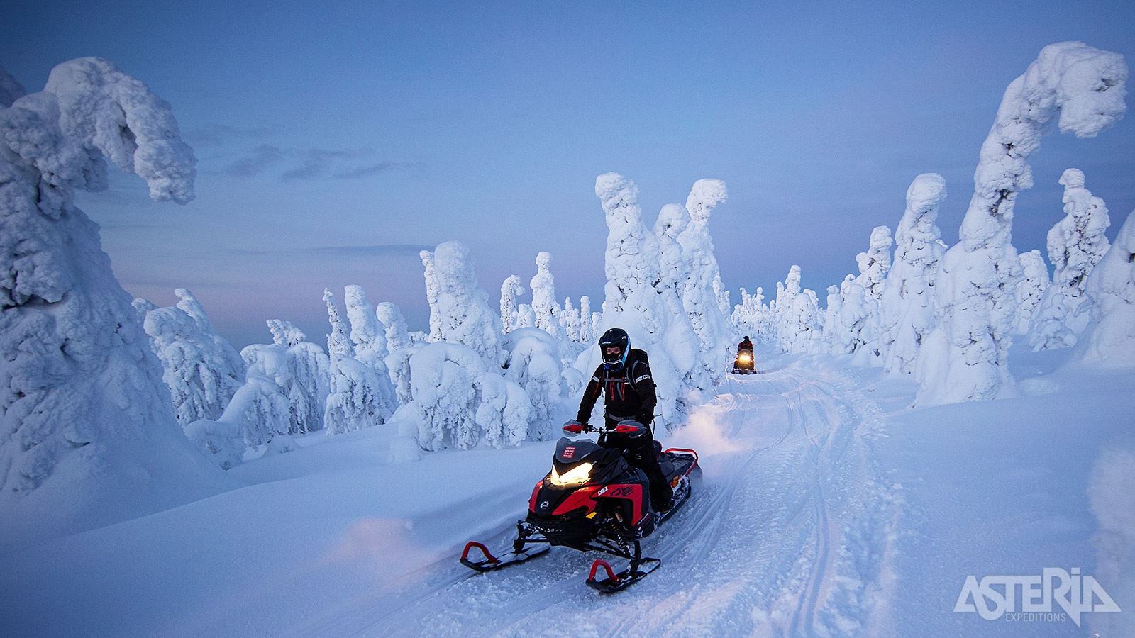 Vertrek voor een 30km lange sneeuwscootertocht door besneeuwde bossen en over bevroren meren