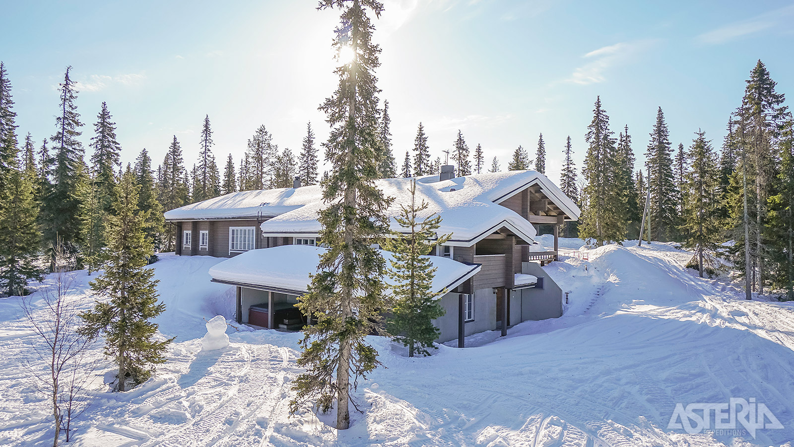 De ruime wildernislodge telt 12 kamers met een eigen badkamer