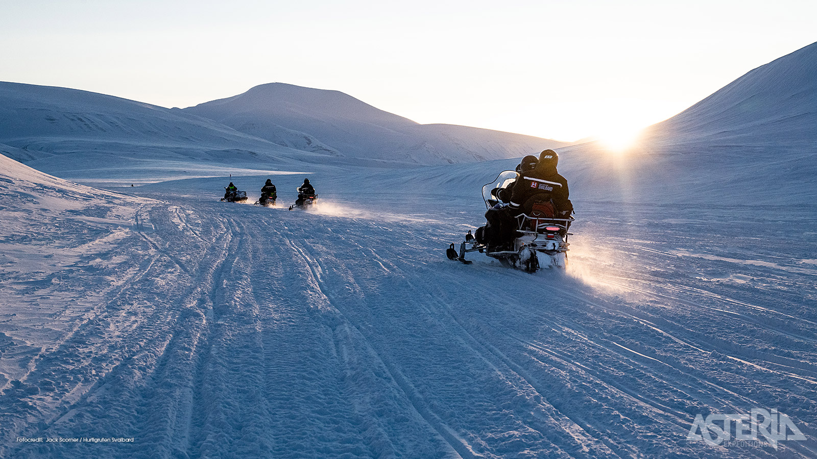 Het doel van de sneeuwscooterdsafari is Sassenfjorden en trappershut ’Villa Fredheim’