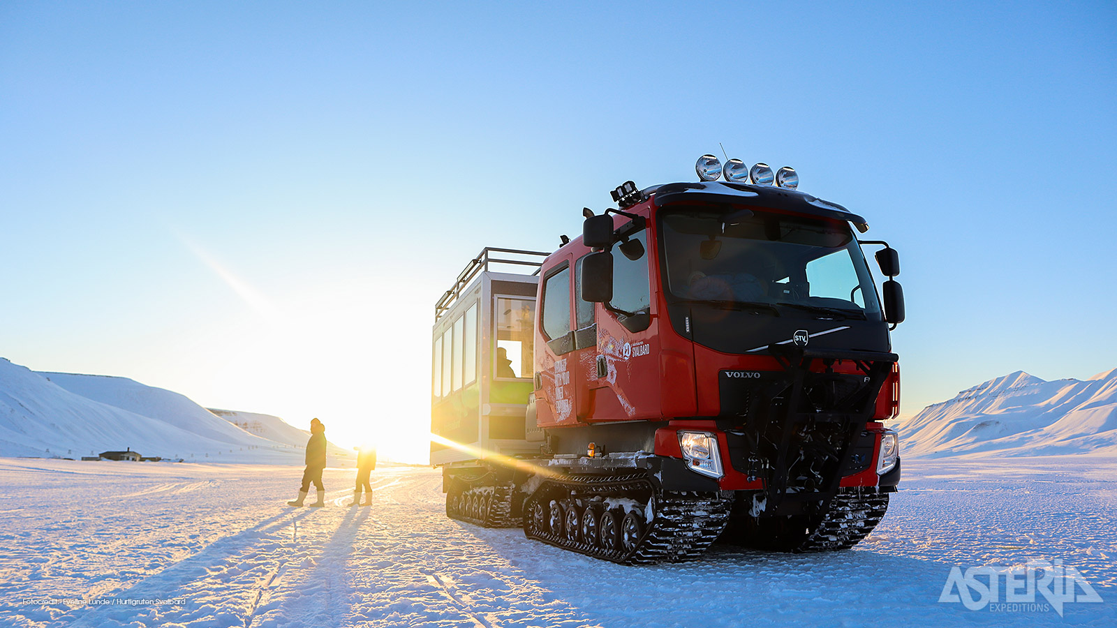 Met een snowcat rijd je over de Longyearbreen gletsjer naar een ijsgrot