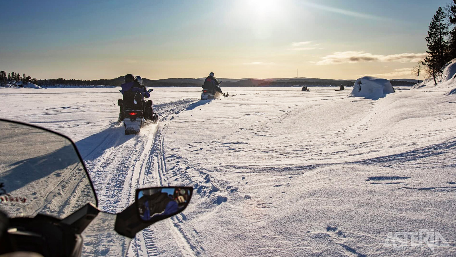 Eén van de hoogtepunten voor veel is een tocht met de sneeuwscooter