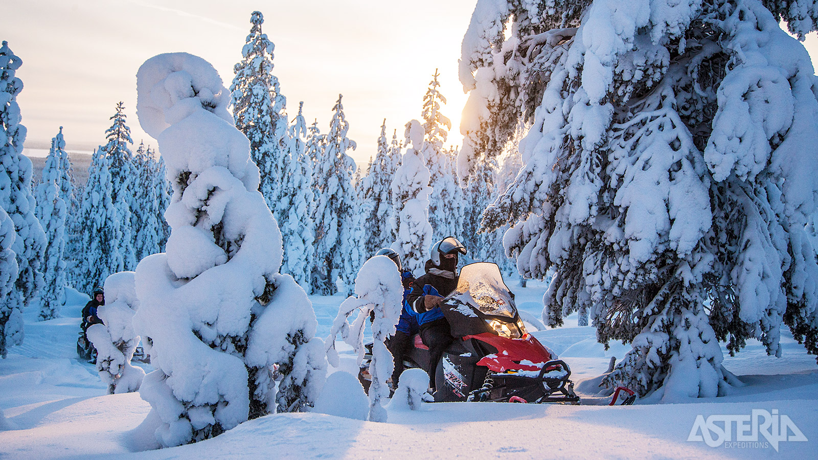 Eén van de leukste excursies in winters Lapland is een tocht met de sneeuwscooters
