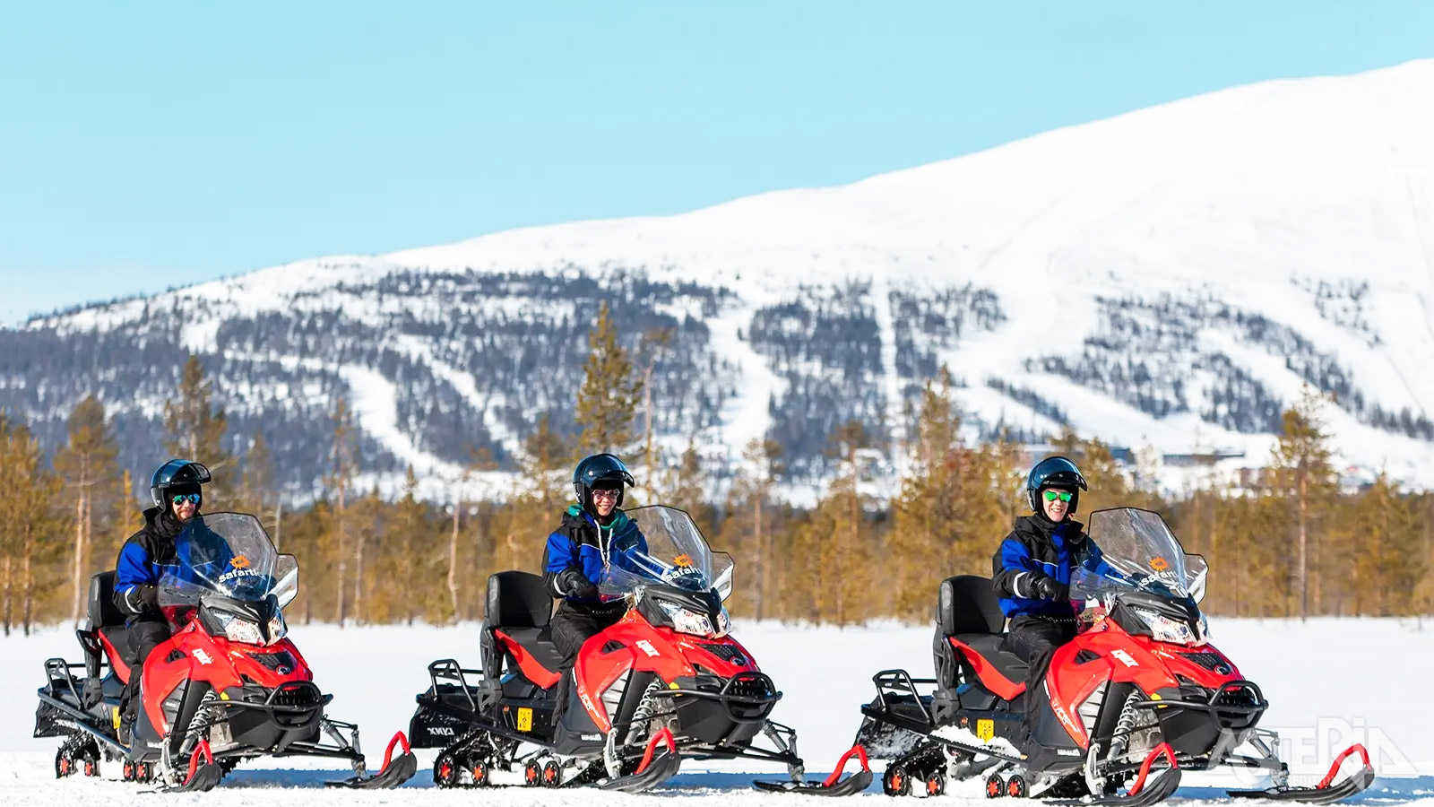 Maak een avontuurlijke tocht met sneeuwscooter door bossen en over bevroren meren