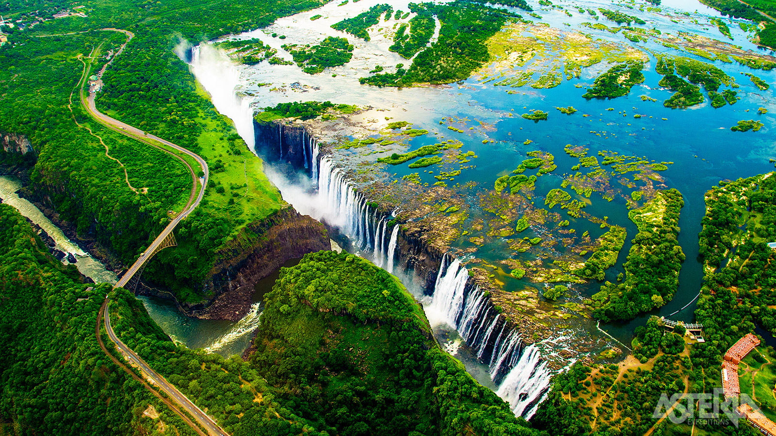 Deze majestueuze watervallen vormen de natuurlijke grens tussen Zambia en Zimbabwe