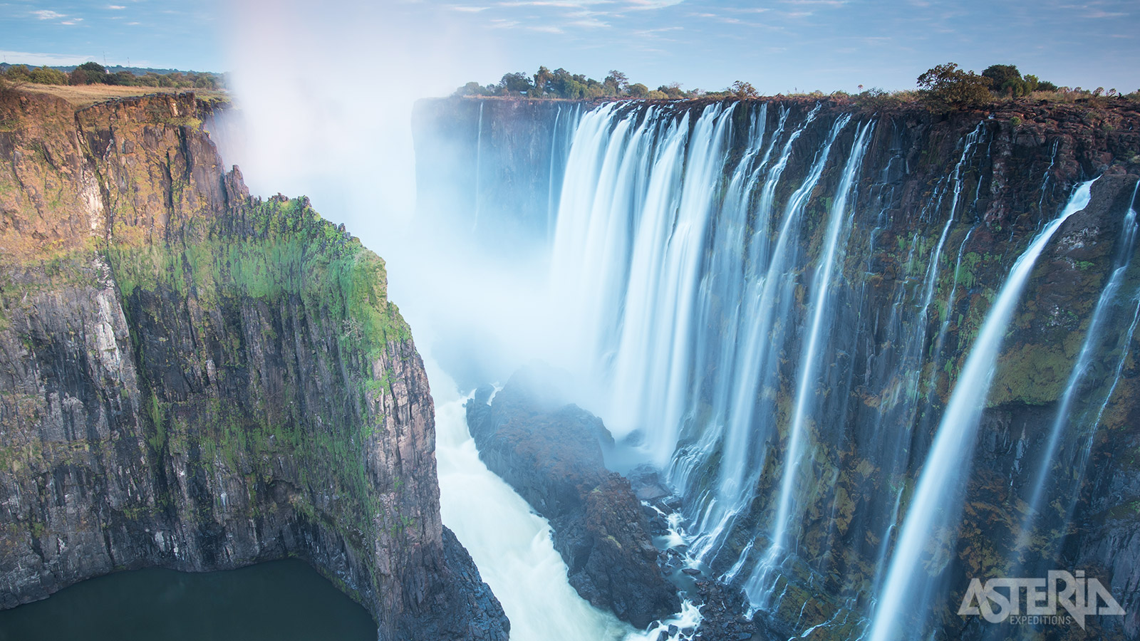 In Zambia noemt men de Victoria-watervallen ‘Mosi-oa-Tunya’, wat ‘rook die dondert’ betekent