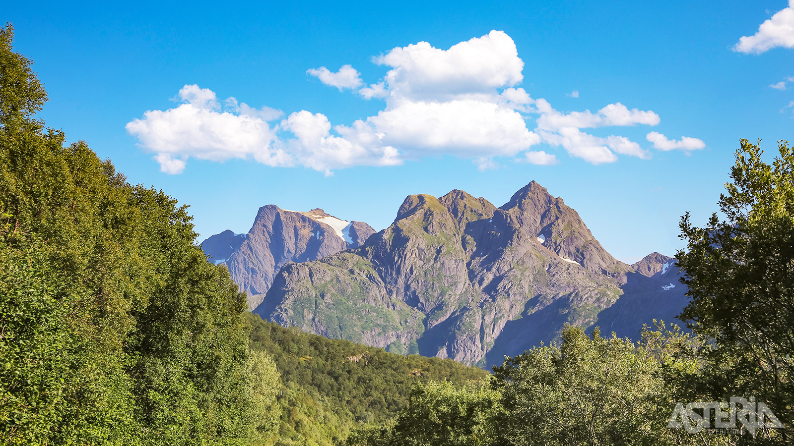 Het Møysalen Nationaal Park beschermt de unieke flora en fauna van dit gebied en biedt talrijke wandelroutes