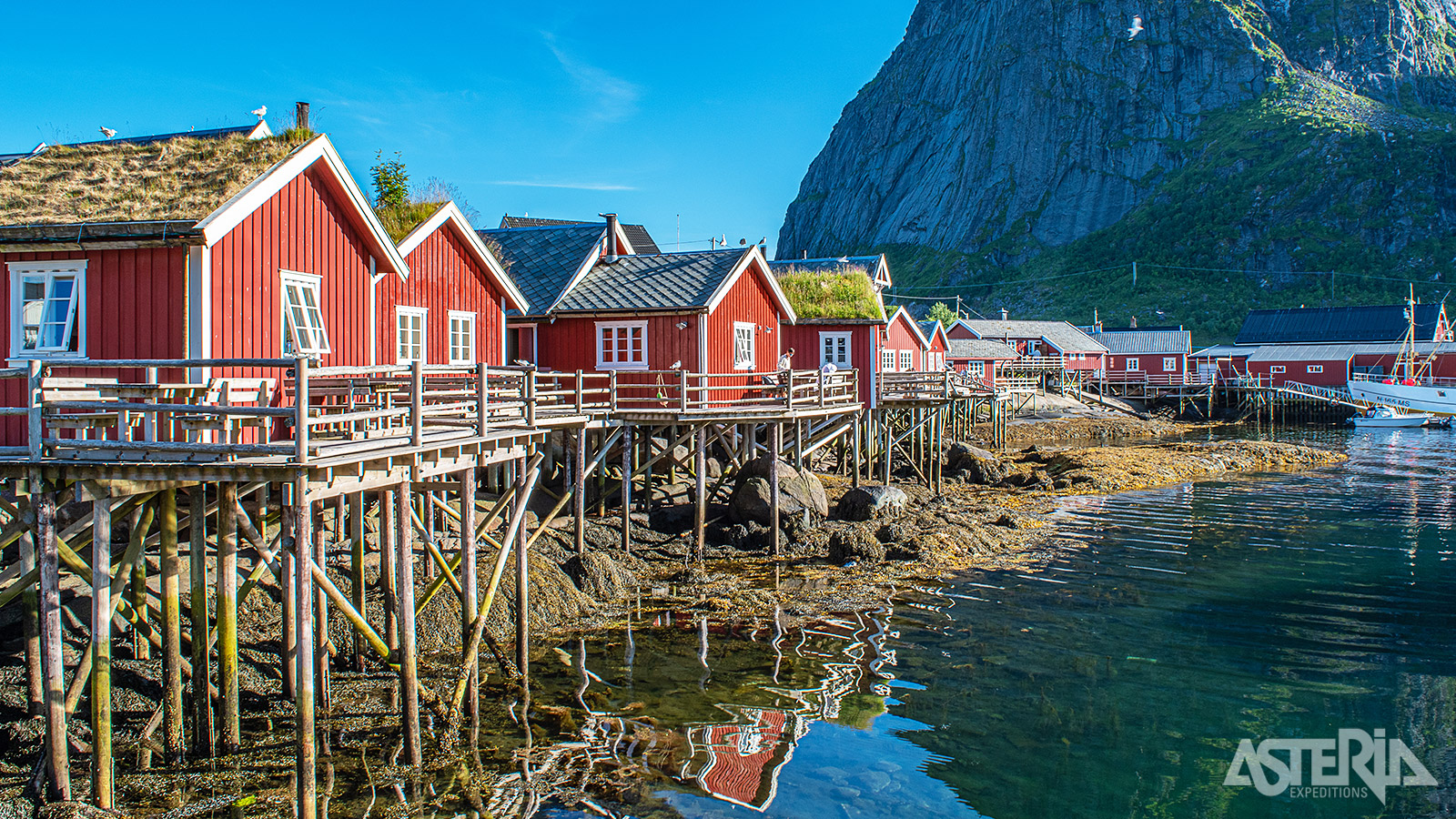 Rorbuer verwijst naar een traditionele vissershutjes op de Lofoten die vroeger dienden als tijdelijke logeerplek voor vissers tijdens het kabeljauw-seizoen