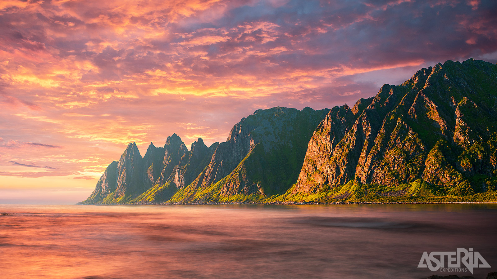 Kartelige bergtoppen en magische kleuren van Okshornan op Senja, ook wel de ‘Duivelskaak’ genoemd