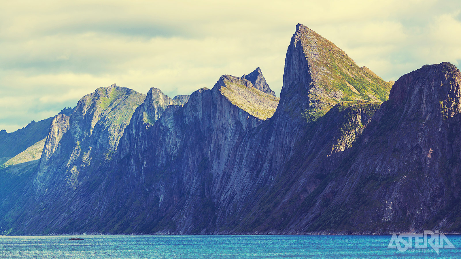 Tussen de Lofoten en Tromsø ligt Senja, het op 2 na grootste eiland van Noorwegen